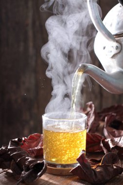 Masada sıcak çay var.