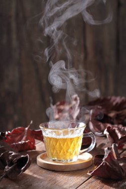 Masada sıcak çay var.