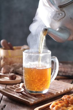 Masada sıcak çay var.