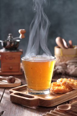 Masada sıcak bir içecek var.