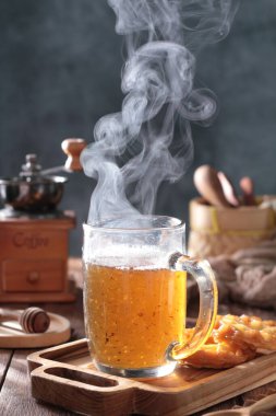 Masada sıcak bir içecek var.