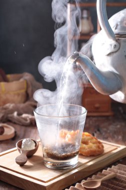 Masada sıcak çay var.