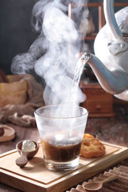 Masada sıcak çay var.