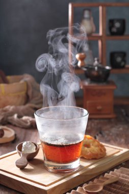 Masada sıcak çay var.