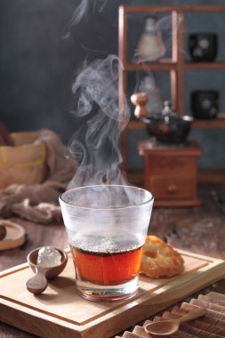 Masada sıcak çay var.