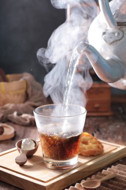 Masada sıcak çay var.