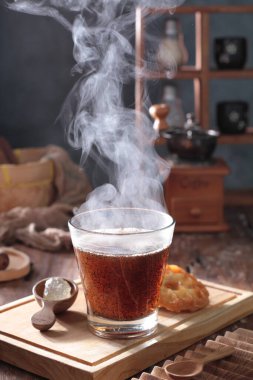 Masada sıcak çay var.