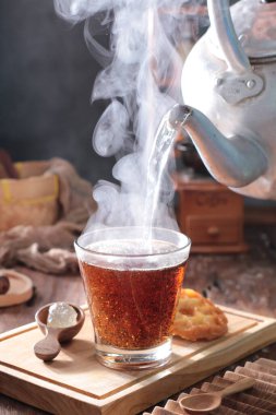 Masada sıcak çay var.