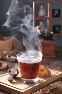 Masada sıcak çay var.