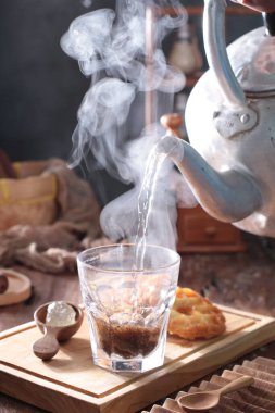 Masada sıcak çay var.