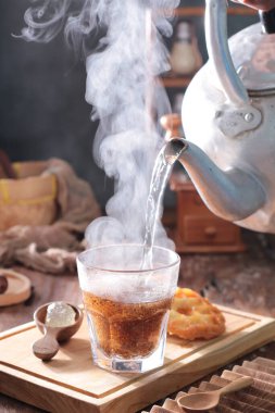 Masada sıcak çay var.