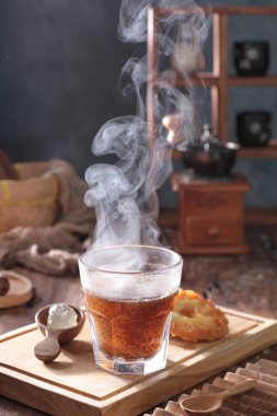 Masada sıcak çay var.