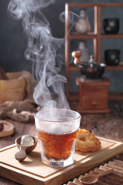 Masada sıcak çay var.