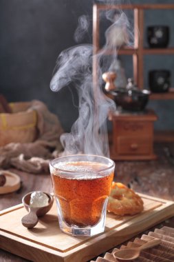 Masada sıcak çay var.