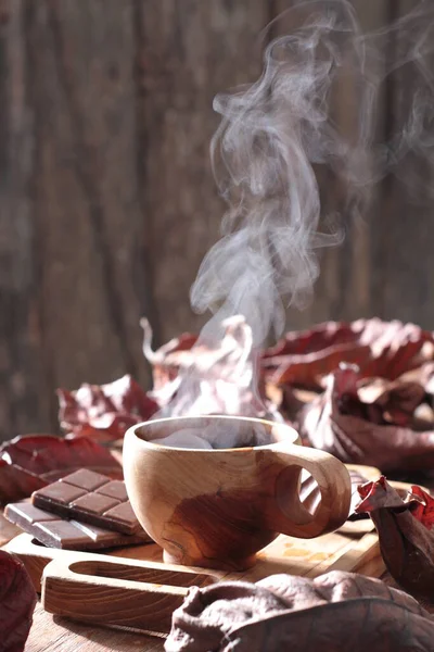 Çay fincanı masanın üstünde.