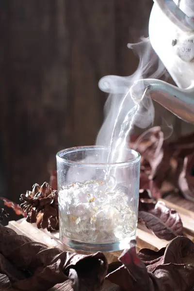 Glas Whisky Mit Eis Und Rauch Auf Schwarzem Hintergrund — Stockfoto