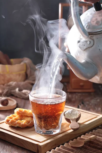 Ζεστό Τσάι Στο Τραπέζι — Φωτογραφία Αρχείου