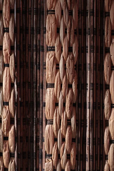 Bastoncini Bambù Sullo Sfondo Del Cestino Vimini — Foto Stock