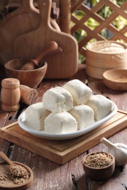 Mutfak masasında yumuşak ve lezzetli süt tofu 'su