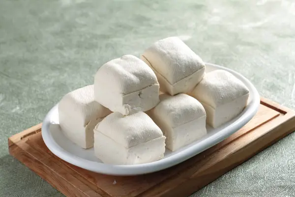キッチンテーブルに柔らかくおいしい牛乳豆腐 — ストック写真