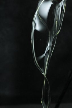 Siyah arkaplanda su damlası