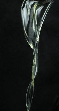 Siyah arkaplanda su damlaları