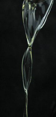 Siyah arkaplanda su damlası