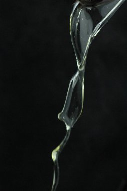 Siyah arkaplanda su damlaları