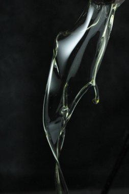 Siyah arkaplanda su damlası