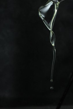 Siyah arkaplanda bir damla su