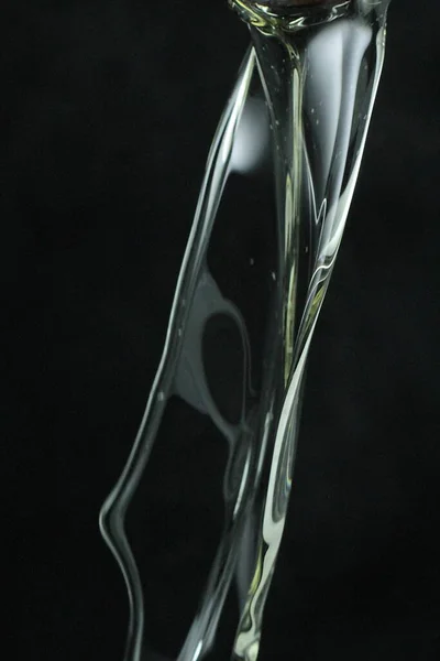 一滴の水がガラスに落ちる ガラスの中の液体のスプラッシュ — ストック写真