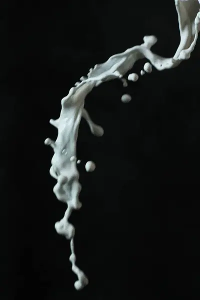Siyah Arkaplanda Beyaz Süt Damlası — Stok fotoğraf