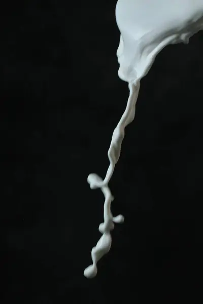 Всплеск Молока Черном Фоне — стоковое фото