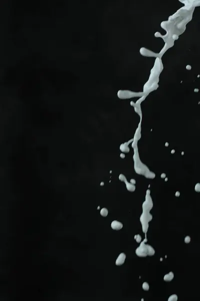 Beyaz Süt Siyah Arkaplan — Stok fotoğraf