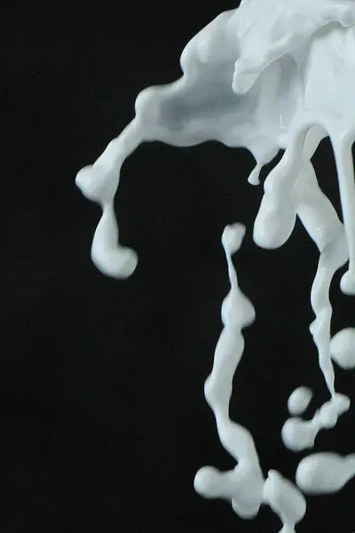 Белая Жидкость Брызги Черном Фоне — стоковое фото