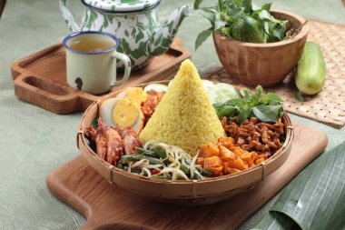Thai geleneksel baharatlı erişte ve kıymalı domuz eti.