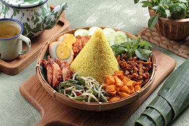Tayland usulü yemek, baharatlı pirinç eriştesi, karides ve sebze.