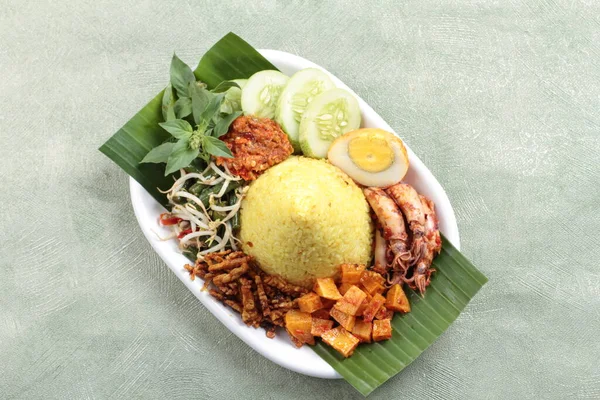 Tajskie Jedzenie Smażony Ryż Chrupiącą Wieprzowiną Jajkiem Smażonym Pikantna Sałatka — Zdjęcie stockowe