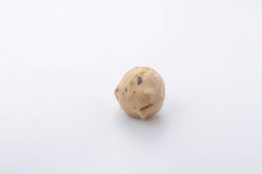 Beyaz arka planda tek bir kızarmış kahve çekirdeği..