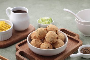 Lezzetli bir ev yemeğinin yüksek açılı görüntüsü.