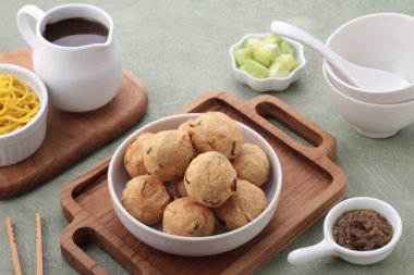 Çin buğulaması, soya soslu pirinç köftesi.