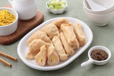 Kavanozda kızarmış tavuk