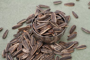 ahşap tahta üzerinde ayçiçeği tohumu.