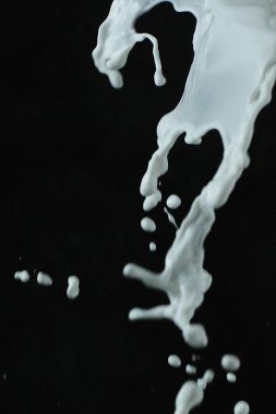 Siyah arkaplanda beyaz süt lekeleri, soyut arkaplan, doku.