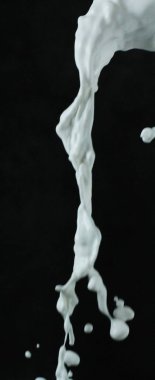 Siyah arkaplanda süt sıçraması