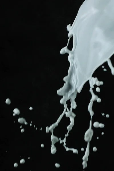 白い背景で隔離されたミルクのスプラッシュ — ストック写真
