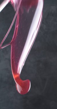 kırmızı şarap bardağa dökülüyor.