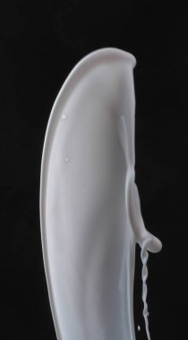 Siyah arkaplanda beyaz kozmetik krem