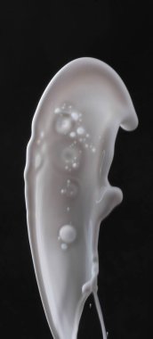 siyah bir arka plan üzerine bırak