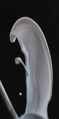 Siyah arkaplanda süt damlası